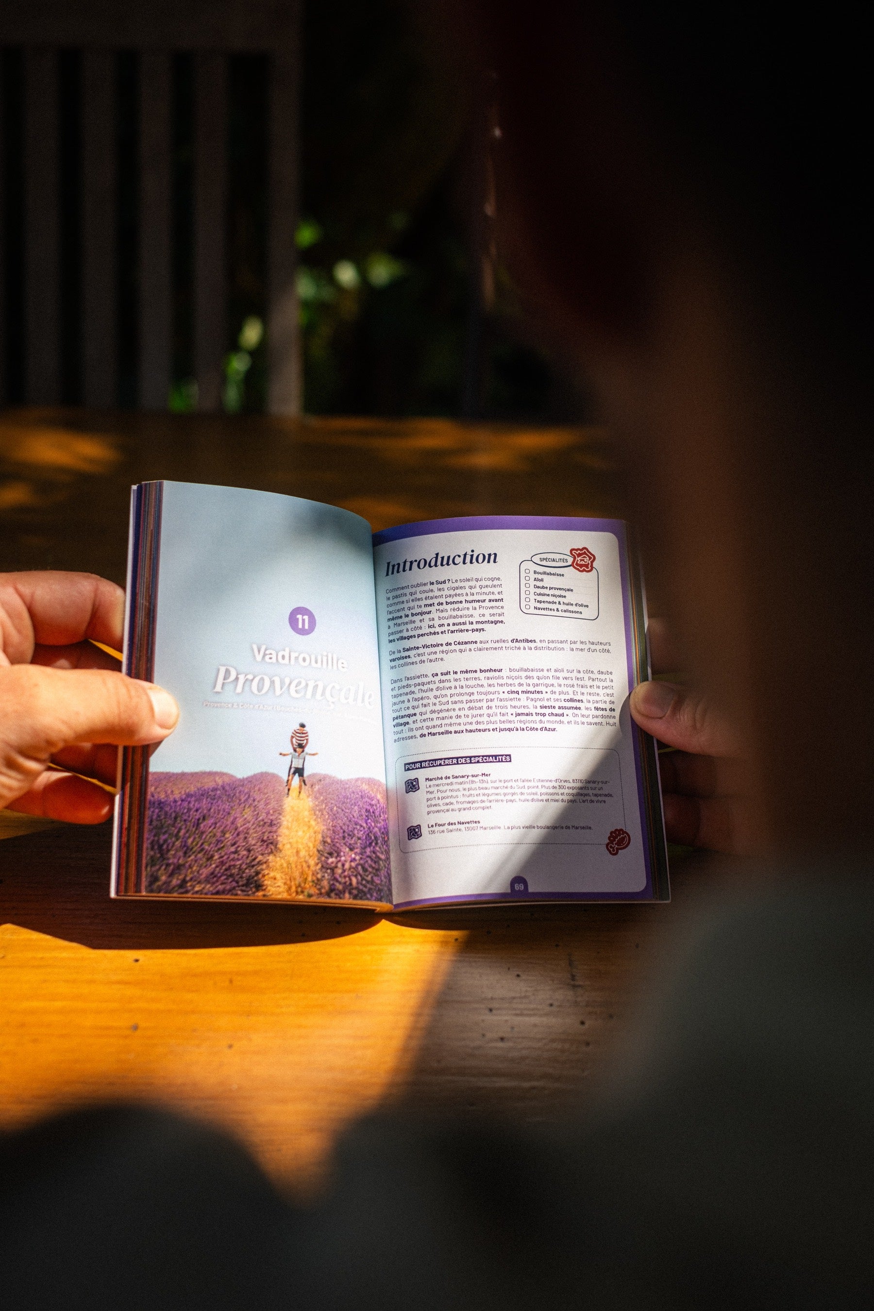 Double page ouverte du guide