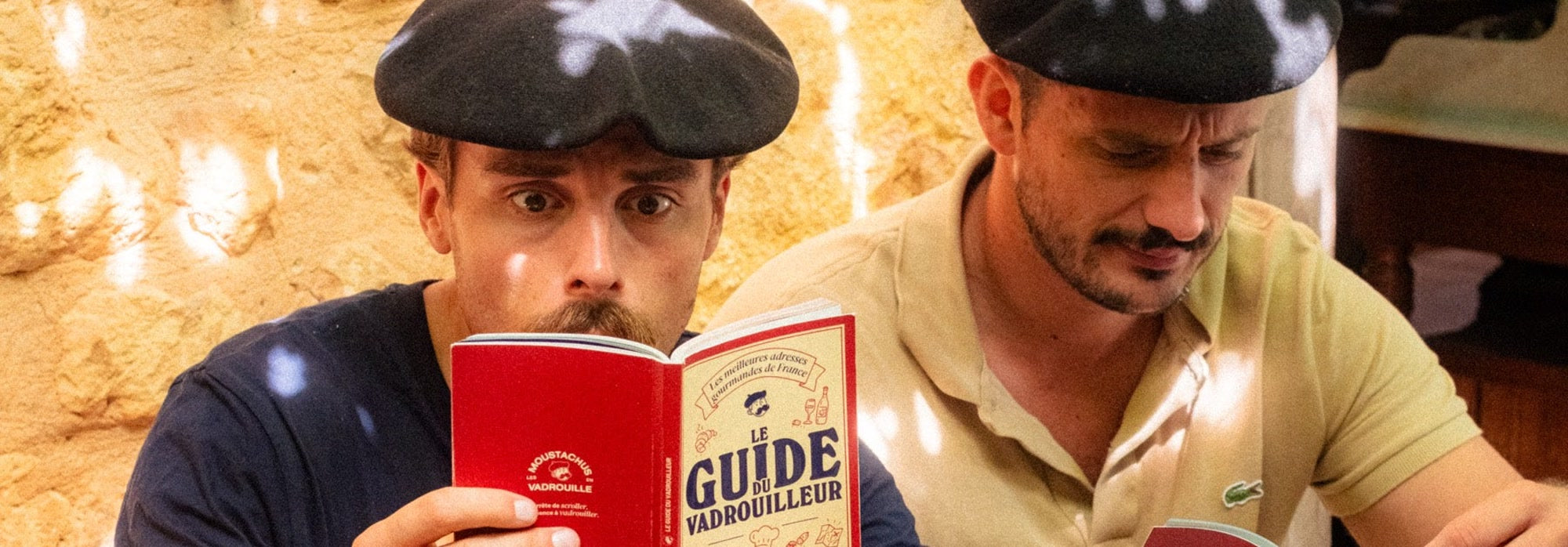 Les Moustachus à table, le guide en main